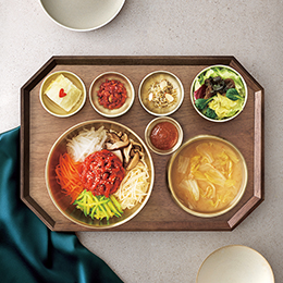 123육회 고명을 얹은 것이 특징인 진주식 전통 비빔밥의 재해석 